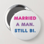Bi-Stolz -- Verheiratet ein Mann. Noch Bi Button (Vorne & Hinten)