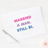 Bi-Stolz -- Verheiratet ein Mann. Noch Bi Runder Aufkleber (Umschlag)