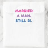 Bi-Stolz -- Verheiratet ein Mann. Noch Bi Runder Aufkleber (Tasche)