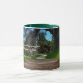 Bibel in einer Hand und in Kaffee im anderen Tasse (Zentrum)