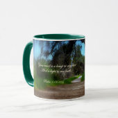 Bibel in einer Hand und in Kaffee im anderen Tasse (Vorderseite Links)