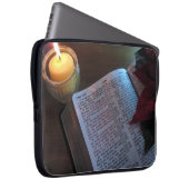 Bibel, Kerze und Poinsetta-Laptop-Sieb Laptopschutzhülle (Vorne Rechts)