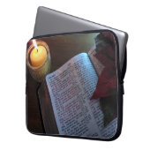 Bibel, Kerze und Poinsetta-Laptop-Sieb Laptopschutzhülle (Vorderseite Links)