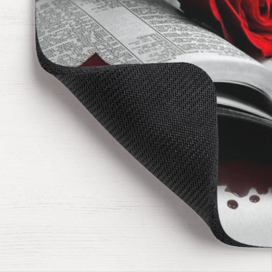 Bibel und Rote Rose Mousepad (Ecke)