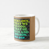 Bibel-Vers von 1 John 4: 10. Kaffeetasse (VorderseiteRechts)