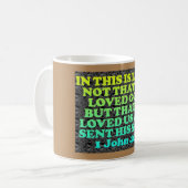 Bibel-Vers von 1 John 4: 10. Kaffeetasse (Vorderseite Links)
