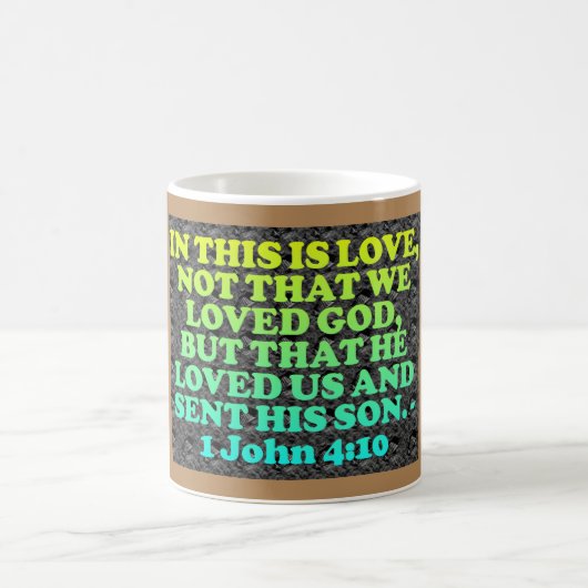 Bibel-Vers von 1 John 4: 10. Kaffeetasse (Mittel)