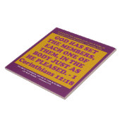 Bibel-Vers von 1 Korinther-12:18. Fliese (Seite)