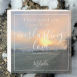 Bibel Verse Sonnenaufgang auf ewige Liebe anpassen Holzkisten Schild<br><div class="desc">Du kannst einen oder mehrere Namen zu diesem wunderschönen miessigen Sonnenaufgang Bibel Verse Sign hinzufügen. Der gesamte Text kann geändert oder auf eigene Namen, Daten und Texte personalisiert werden, um ein schönes stylisches Zeichen zu erhalten. "Ich habe dich mit einer immerwährenden Liebe geliebt" ist in zeitgenössischer, eleganter Typografie geschrieben. Die...</div>