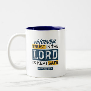 Bibel-Zitat-Kunst - Sprüche 29,25 Vertrauen in Got Zweifarbige Tasse