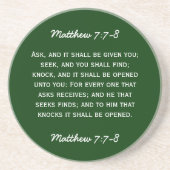 Bibeldurchgang Matthew-7:7 - 8 im weißen Text Sandstein Untersetzer (Vorne)