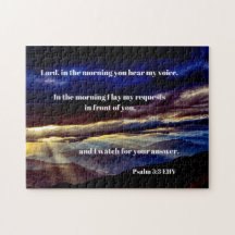 Bibelverse bei Sonnenaufgang über den Bergen