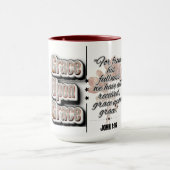 Bibelverse John 1:16 Grace über Grace Tasse (Zentrum)