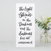 Bibelverse Light in the Darkness Quote Flat Card (Stehend Vorderseite)