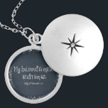Bibelverse : Mein Geliebter ist meins und ich bin  Versilberte Kette<br><div class="desc">Bibelverse : Mein Geliebter ist meins und ich bin Seiner. Wunderschöner romantischer Bibelvers auf Vintager schwarzer Tafel mit dunklen Lichtkanten. Schrift aus dem Lied von Solomon. Ideal für Hochzeiten,  Jubiläen usw.</div>