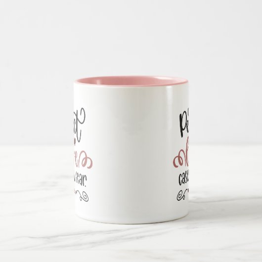 Bibelverse ✝️ perfekte Liebe schürt Angst Zweifarbige Tasse (Mittel)