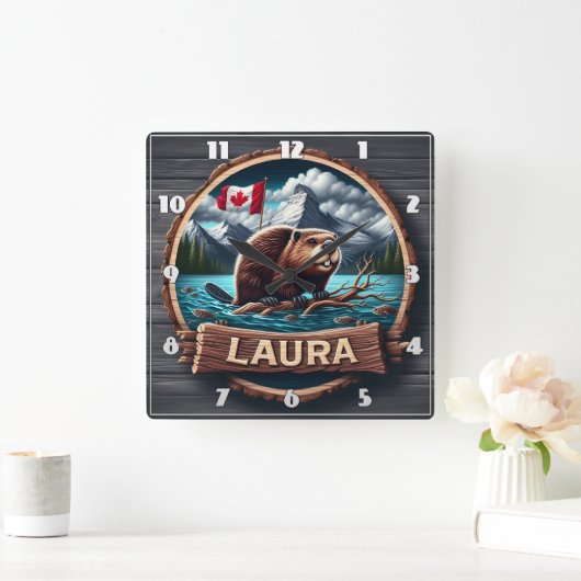 Biber auf einem bewaldeten See mit kanadischer Fla Quadratische Wanduhr (Zuhause)