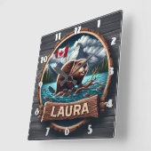 Biber auf einem bewaldeten See mit kanadischer Fla Quadratische Wanduhr (Winkel)