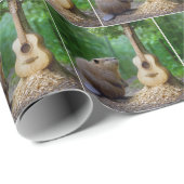 Biber bewundert seine Gitarre auf einem Baum Geschenkpapier (Rolleneckpunkt)