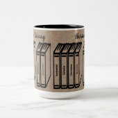 Bibliothek mit personalisierten Buchtiteln Zweifarbige Tasse (Mittel)
