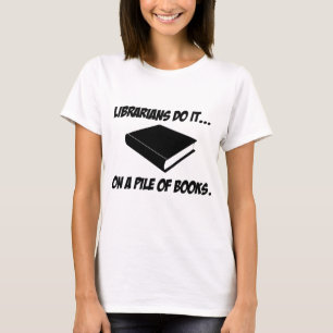 Bibliothekare machen es... Auf einem Bücherhaufen T-Shirt