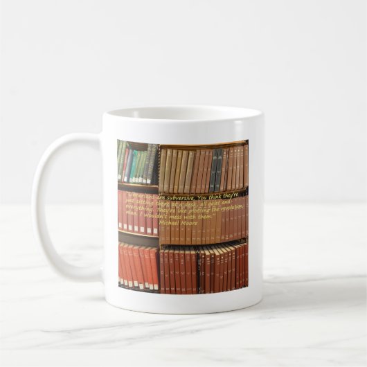 Bibliothekare sind subversivees Zitat durch Kaffeetasse (Links)