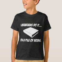 Bibliothekare tun es... Auf einem Blatt Bücher
