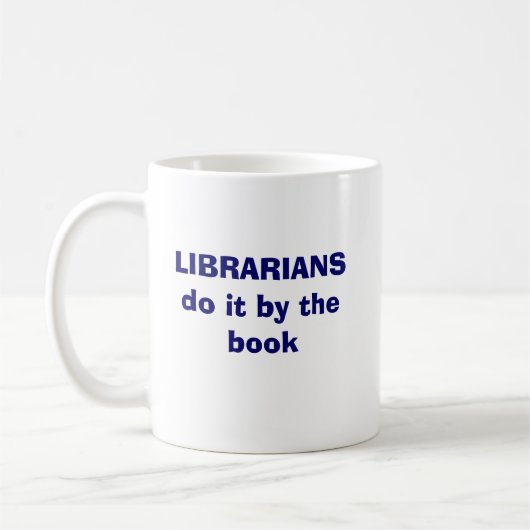 Bibliothekare tun es durch das Buch Kaffeetasse (Links)