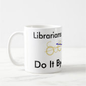 Bibliothekare tun es durch die Bücher Kaffeetasse (Links)
