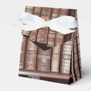 Bibliotheksbücher auf einem Schelf Geschenkschachtel