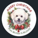 Bichon Frise Dog Christmas Red Bow Wreath Runder Aufkleber<br><div class="desc">Diese hübschen Holiday Aufkleber sind mit einem wunderschönen Aquarellbild eines weißen Bichon Frise Hundes versehen. Der Hund ist gerahmt mit einem Kiefernhain,  heiligen,  roten Beeren und einem roten Bugkranz. Ihr eigener Text ist rot und grün über und unter dem Bild. Ideal für Ihre Weihnachtskorrespondenz oder Geschenkpakete.</div>