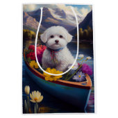 Bichon Frise on a Paddle: Ein Landschaftliches Abe Mittlere Geschenktüte (Vorderseite)