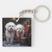 Bichon Frise Snowy Sleigh Weihnachtsdekor Schlüsselanhänger (Rückseite)