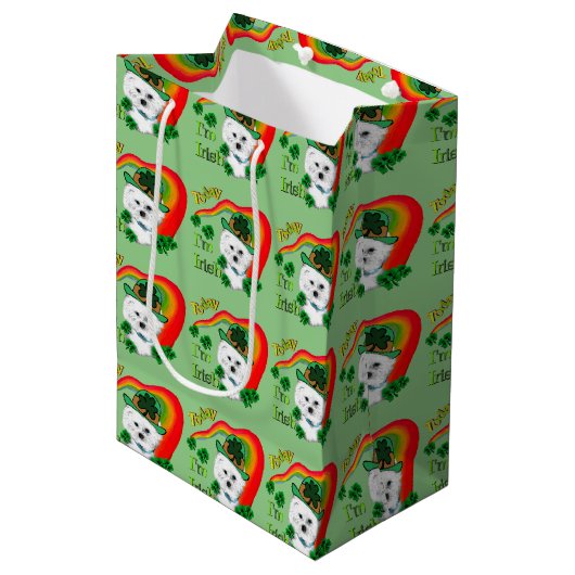 Bichon Frise St. Patricks Day Mittlere Geschenktüte (Vorderseite Schrägansicht)