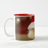 Bichon Frise Welpe, der Sankt-Kostüm trägt Zweifarbige Tasse (Links)