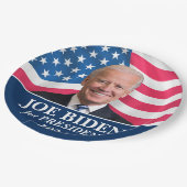 Biden 2024 - Foto mit amerikanischer Flagge Pappteller (Schrägansicht)