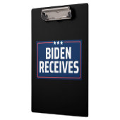 Biden erhält klemmbrett (Links)