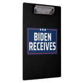 Biden erhält klemmbrett (Rechts)