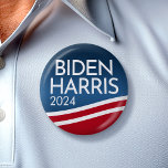 Biden Harris 2024 - Schaltfläche für modernes Well Button<br><div class="desc">Ein moderner Kampagnenknopf mit marineblau strahlendem Hintergrund und schwingenden rot-weißen Streifen. Sie können den Text ändern oder ihn als Kampagnenknopf für Joe Biden im Jahr 2024 verlassen. Suchen Sie Werbematerialien, die Sie personalisieren können? Dieses moderne Flaggen-Wave-Design ist frisch und stilvoll. Fügen Sie Ihren Namen oder Ihren Lieblingskandidaten hinzu, um eine...</div>