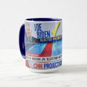 BIDEN/HARRIS WIN — CNN RUFT DEN RACE TASSE (Vorderseite Links)