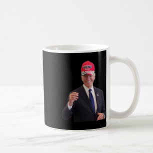 Biden trägt eine Trump 2024-Mütze Kaffeetasse