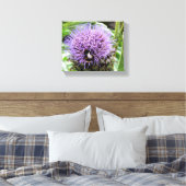 BIE UND DIE KÜNSTLERISCHE BLUME LEINWANDDRUCK (Insitu (Schlafzimmer))