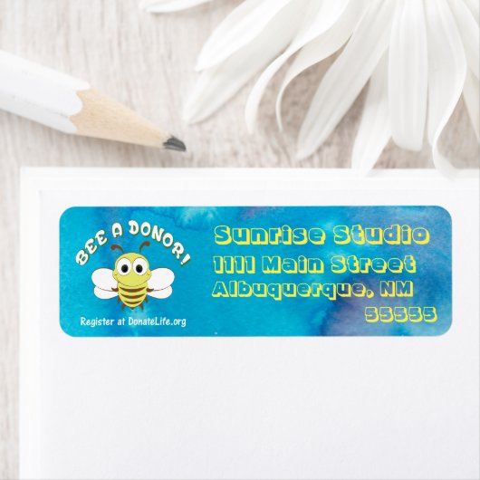 Biene als Spender auf blauem Wasser (Insitu)