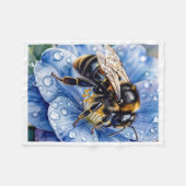 Biene auf blauem Blumenbett Fleecedecke (Vorderseite (Horizontal))