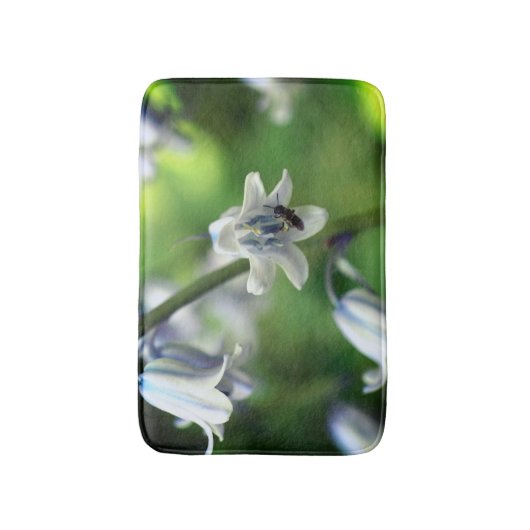 Biene auf Bluebell Blume Nah Badematte (Vorderseite Vertikal)