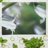 Biene auf Bluebell Blume Nah Geschirrtuch (Gefaltet)