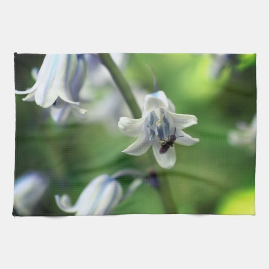 Biene auf Bluebell Blume Nah Geschirrtuch (Horizontal)