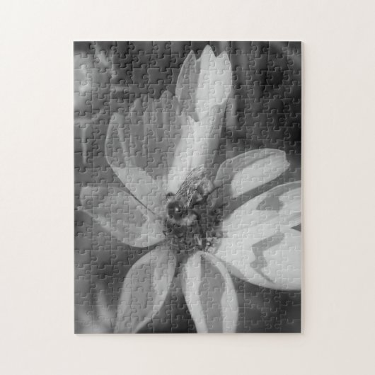 Biene auf Blume in Schwarz-Weiß-Natur Puzzle (Vertikal)
