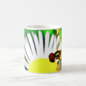 Biene auf Daisy Coffee Tasse (Mittel)