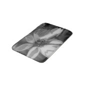 Biene auf der Blume Kosmos in Schwarz und Weiß Badematte (Schrägansicht)